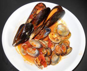 Cozze e arselle al pomodoro