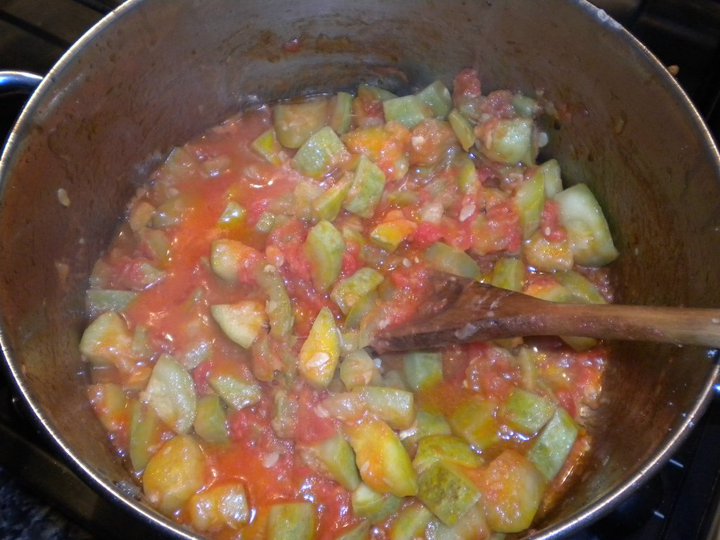 Zucchine con pomodori in tegame